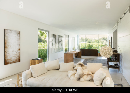 Divani e scrivania in moderno spazio abitativo Foto Stock