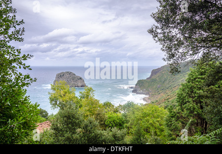 Scogliere a San Juan de Gaztelugatxe in un giorno nuvoloso Foto Stock