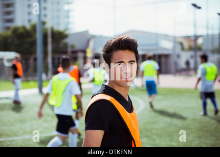 Giocatore di calcio sorridente sul campo Foto Stock