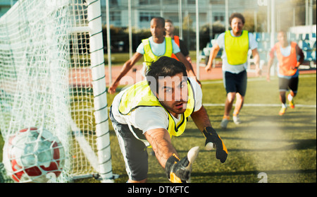 Goalie formazione sul campo di calcio Foto Stock