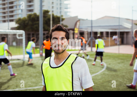 Giocatore di calcio sorridente sul campo Foto Stock