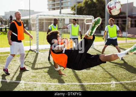 I giocatori di calcio formazione sul campo Foto Stock