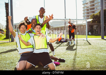 I giocatori di calcio a fare il tifo per il campo Foto Stock