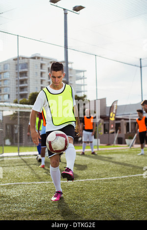 Giocatore di calcio formazione sul campo Foto Stock