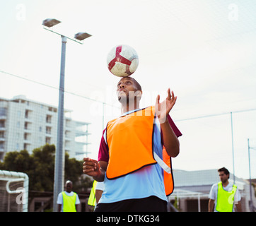 Giocatore di calcio formazione sul campo Foto Stock