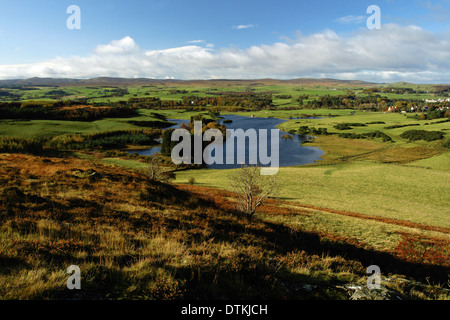 Cercando su Knapps Loch oltre Renfrewshire vicino Kilmacolm, Inverclyde Foto Stock