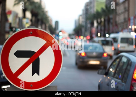 Non girate a sinistra segno di traffico in un ingorgo di traffico Foto Stock