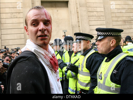 Insanguinato protester tafferugli al di fuori della banca nella città di Londra durante il G20 Dimostrazione Foto Stock