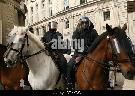 I cavalli della polizia pronti al di fuori di banca Foto Stock