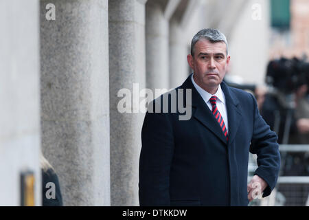 Londra, UK . Xx Febbraio 2014. Il telefono-hacking di prova continua presso la Old Bailey a Londra con ex News del mondo i dirigenti che entrano nel loro secondo giorno della loro difesa contro le accuse di illegalmente intercettare i messaggi voicemail su telefoni cellulari tra gli altri gli oneri relativi. Nella foto: Mark Hanna. Credito: Lee Thomas/Alamy Live News Foto Stock