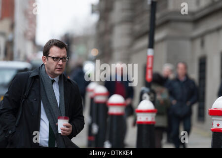 Londra, UK . Xx Febbraio 2014. Il telefono-hacking di prova continua presso la Old Bailey a Londra con ex News del mondo i dirigenti che entrano nel loro secondo giorno della loro difesa contro le accuse di illegalmente intercettare i messaggi voicemail su telefoni cellulari tra gli altri gli oneri relativi. Foto: Andy Coulson (sinistra). Credito: Lee Thomas/Alamy Live News Foto Stock