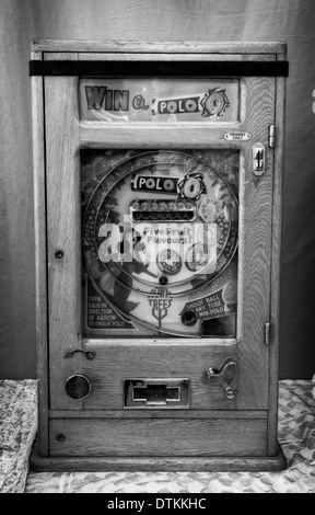 Bryans vintage ALLWIN arcade vintage retro slot machine Old Penny Allwin polo Machines. Slot machine 'Win a Polo' Antique Penny su Stand, Regno Unito Foto Stock