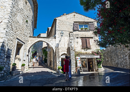 L'Europa, Francia, Alpes-Maritimes, Saint-Paul-de-Vence. Tipica casa di pietra in villaggio. Foto Stock