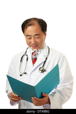 Maschio asiatici medico sorridente verso la telecamera in uniforme Foto Stock