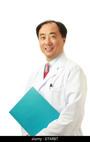 Maschio asiatici medico sorridente verso la telecamera in uniforme Foto Stock