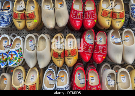 Negozio di souvenir in vendita in un mercato di strada ad Amsterdam, in Olanda. Foto Stock