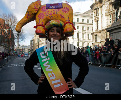 Partecipante femminile che indossa un 'Diwali' anta al 2013 Capodanno Parade Foto Stock