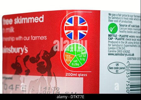 Sainsbury's latte scremato con segni / logo del semaforo di sistema & il Britsh union jack Foto Stock