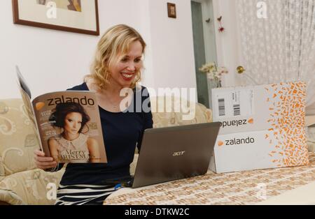 Berlino, Germania. 23 dic 2012. Una donna gli ordini online presso il commercio elettronico azienda Zalando a Berlino, Germania, 23 dicembre 2012. Foto: Jens Kalaene - Modello rilasciato -/dpa/Alamy Live News Foto Stock