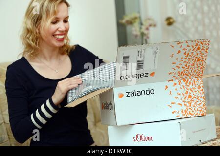 Berlino, Germania. 23 dic 2012. Una donna Disimballa la consegna da parte del commercio elettronico azienda Zalando a Berlino, Germania, 23 dicembre 2012. Foto: Jens Kalaene/dpa/Alamy Live News Foto Stock