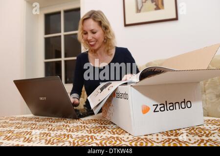 Berlino, Germania. 23 dic 2012. Una donna gli ordini online presso il commercio elettronico azienda Zalando a Berlino, Germania, 23 dicembre 2012. Foto: Jens Kalaene/dpa/Alamy Live News Foto Stock