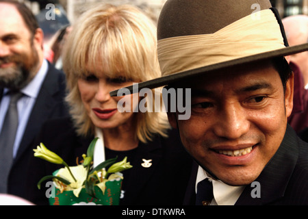 L'attrice Joanna Lumley in piazza del Parlamento di Londra a portata di mano oltre una petizione per chiedere la parità dei diritti per Gurkhas Foto Stock