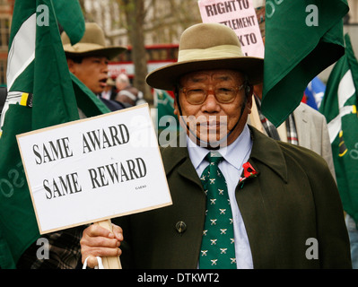 Gurkha protestando in piazza del Parlamento giovedì come Joanna Lumley mani petizione a Downing Street Foto Stock