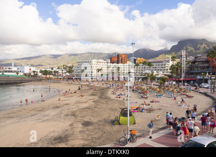 Puerto Colon spiaggia di Playa de las Americas Tenerife Spagna, turisti, lucertole da mare, passeggini godendo di una popolare destinazione Foto Stock