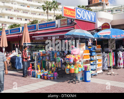 Shopping sul lungomare di Playa de las Americas Tenerife Spagna, benna e vanga, electronics lozione solare vestiti e giocattoli Foto Stock