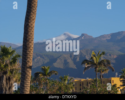 Il monte Teide può essere visto da tutti intorno all'isola, rivestita di nuvole qui da Playa de las Americas Tenerife Isole Canarie Spagna Foto Stock