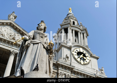 La facciata della Cattedrale di St Paul con Queen Anne statua, Londra, Inghilterra, Regno Unito. Foto Stock