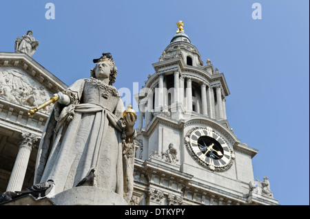 La facciata della Cattedrale di St Paul con Queen Anne statua, Londra, Inghilterra, Regno Unito. Foto Stock