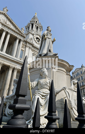 La facciata della Cattedrale di St Paul con Queen Anne statua, Londra, Inghilterra, Regno Unito. Foto Stock