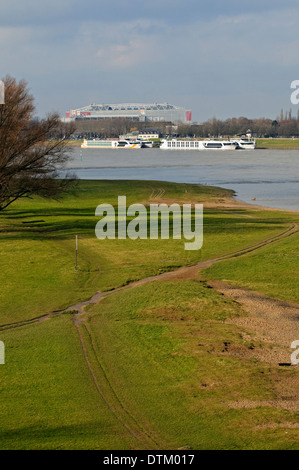 Vista sul Reno prati all'Arena & Fiere saloni con Hotel barche, Düsseldorf, NRW, Germania Foto Stock