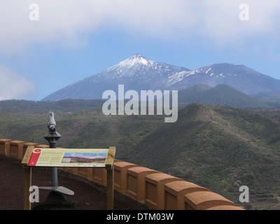 Punto di vista sul Monte Teide e Pico Viejo con information board, vicino Erjos,Tenerife Canarie Spagna Foto Stock