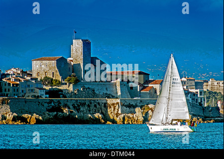 L'Europa, Francia, Alpes-Maritimes, Antibes. Barca a vela di fronte ai bastioni della città vecchia. Foto Stock