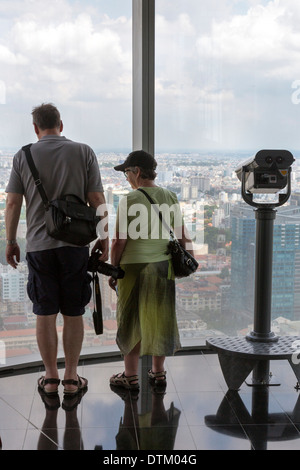 I turisti alla Torre Bitexco piattaforma di osservazione, Ho Chi Minh City, Vietnam Foto Stock