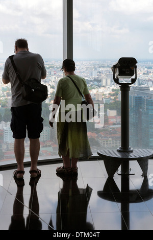 I turisti alla Torre Bitexco piattaforma di osservazione, Ho Chi Minh City, Vietnam Foto Stock