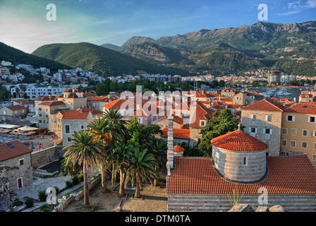 Tramonto nella città di Budva, Montenegro Foto Stock