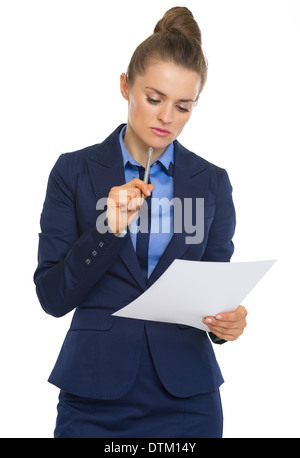 Business donna esaminando il documento Foto Stock