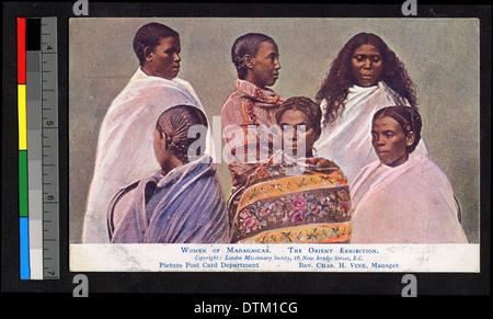 Una fotografia di sei giovani donne vestite con pellicole bianche e colorate, scattata in Madagascar intorno al 1909. Foto Stock