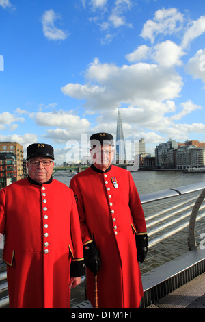 Regno Unito city of London Millenium Bridge chelsea due pensionati in posa per una fotografia Foto Stock