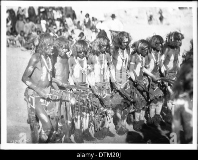 Snake sacerdoti cantando canzoni ed oscillante eagle piume durante un ballo di serpente cerimonia al Oraibi, Arizona, ca.1896 Foto Stock