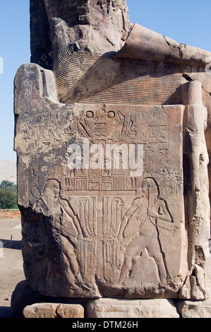 Colosses di Memnon:visualizzazione di un diritto Coloss a Kom el Hettan Luxor West Bank resti del tempio mortuario di Amenhotep III Foto Stock