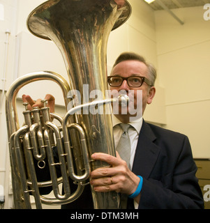 L'ex Segretario di Stato per l'Istruzione Michael Gove MP suona il tuba in classe musicale durante una visita scolastica, Liphook, Hampshire, Regno Unito. Foto Stock