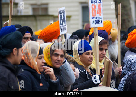 Londra, 20 febbraio 2014. I sikh da tutto il Regno Unito si sono riuniti per protestare fuori a Downing Street prima di erogare una petizione al numero 10 chiedono un ente pubblico indipendente di inchiesta sul coinvolgimento britannico nel 1984 Amritsar massacro Sikh. Credito: Paolo Davey/Alamy Live News Foto Stock