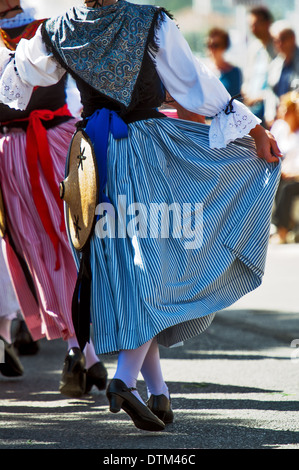 L'Europa, Francia, Alpes-Maritimes, Antibes. Tradizionale festa provenzale. Ballo folk. Foto Stock