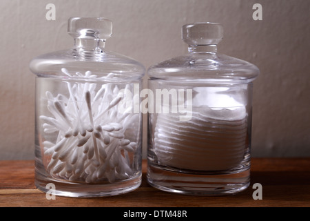 Due vasi di vetro con la lana di cotone prodotti Foto Stock