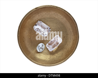 Vari cluster di taglio di diamanti in un lavoro il vassoio in ottone, tracciato di ritaglio Foto Stock