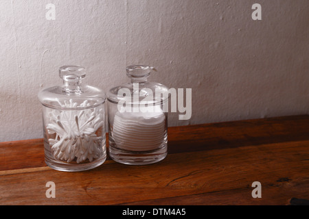 Due vasi di vetro con la lana di cotone prodotti Foto Stock